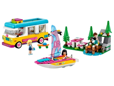 Furgonetă de camping și barcă cu pânze